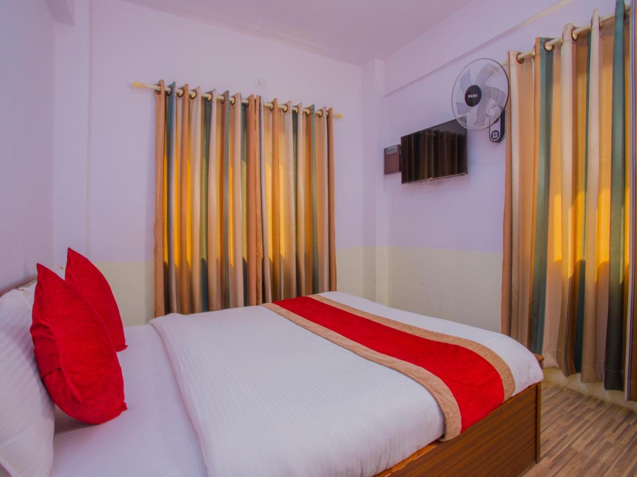 Oyo 255 White Zambala Hotel Катманду Екстер'єр фото