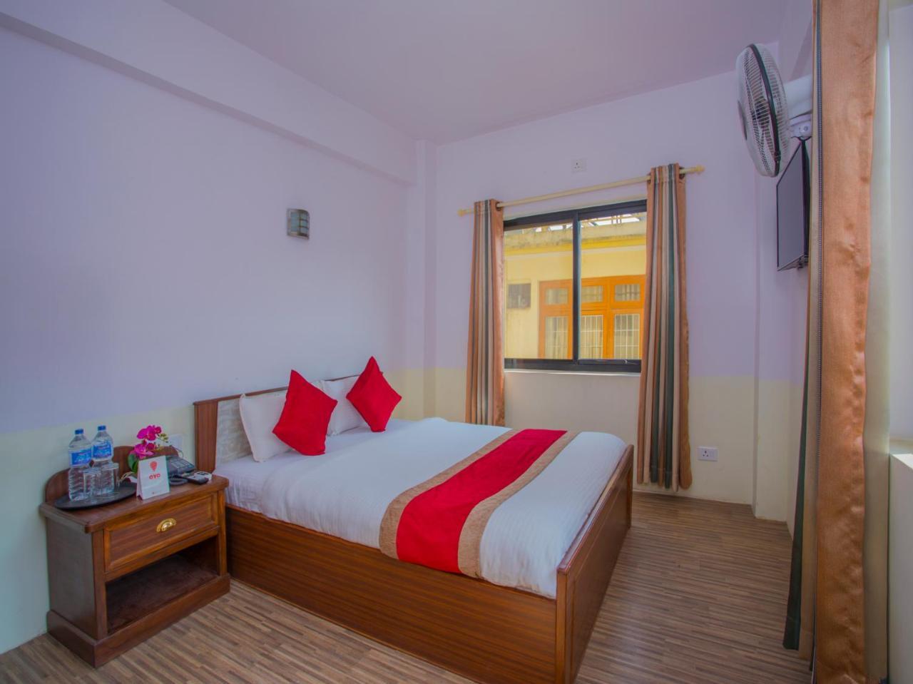 Oyo 255 White Zambala Hotel Катманду Екстер'єр фото