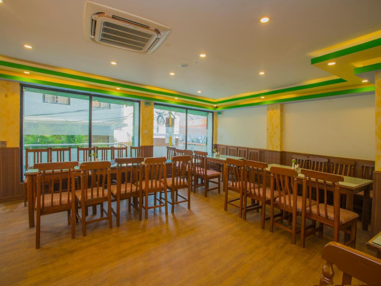 Oyo 255 White Zambala Hotel Катманду Екстер'єр фото