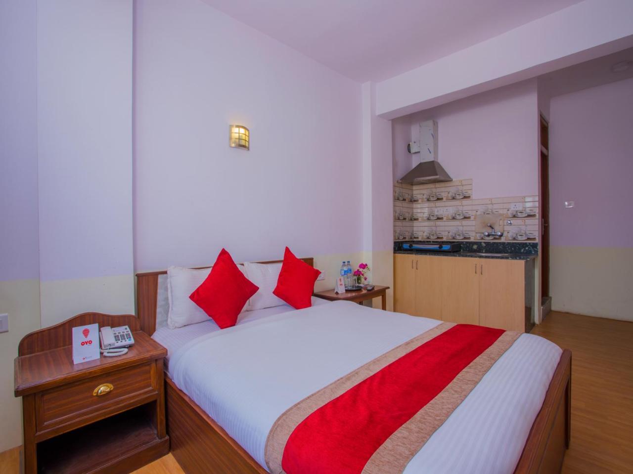 Oyo 255 White Zambala Hotel Катманду Екстер'єр фото