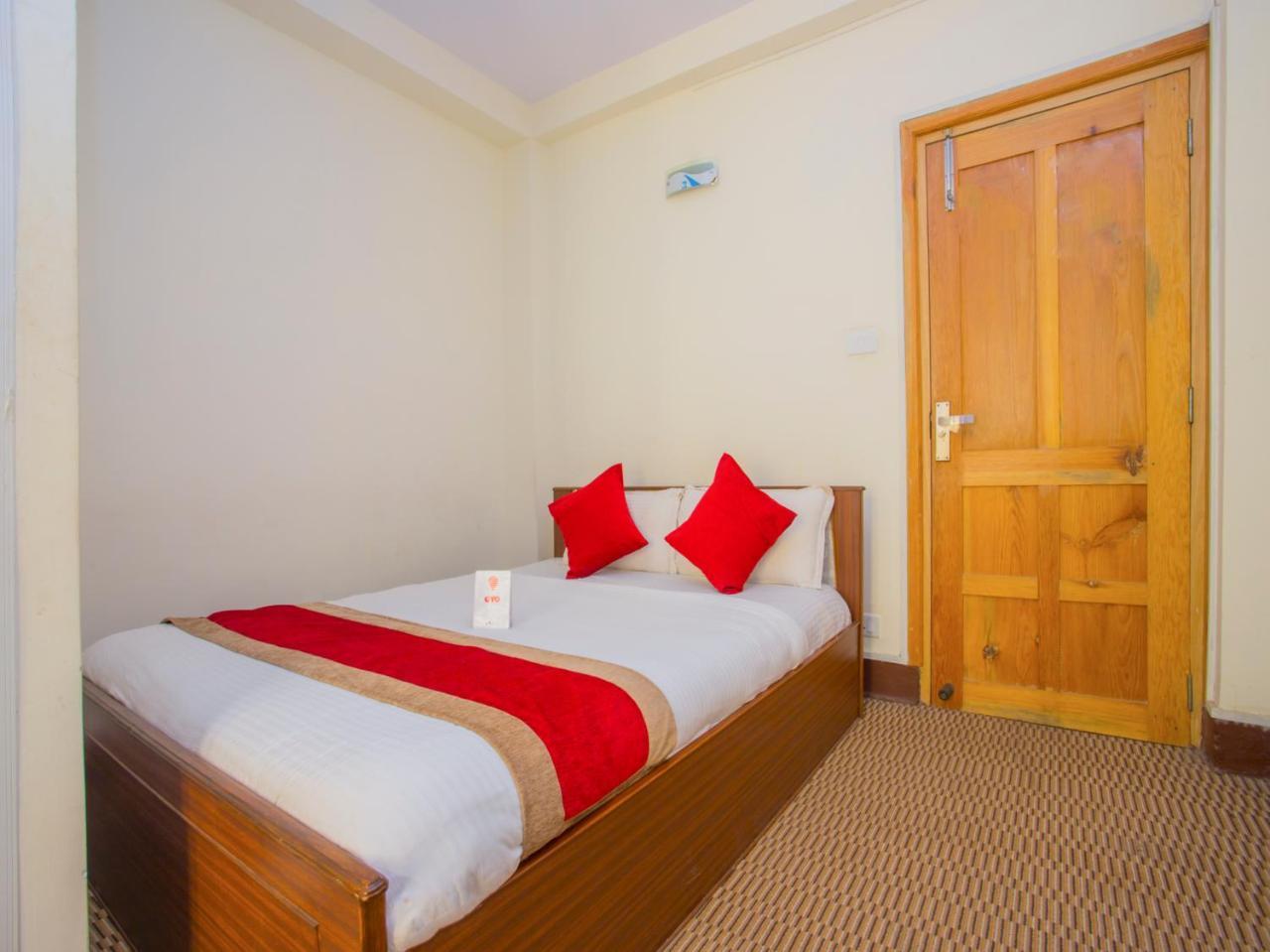 Oyo 255 White Zambala Hotel Катманду Екстер'єр фото