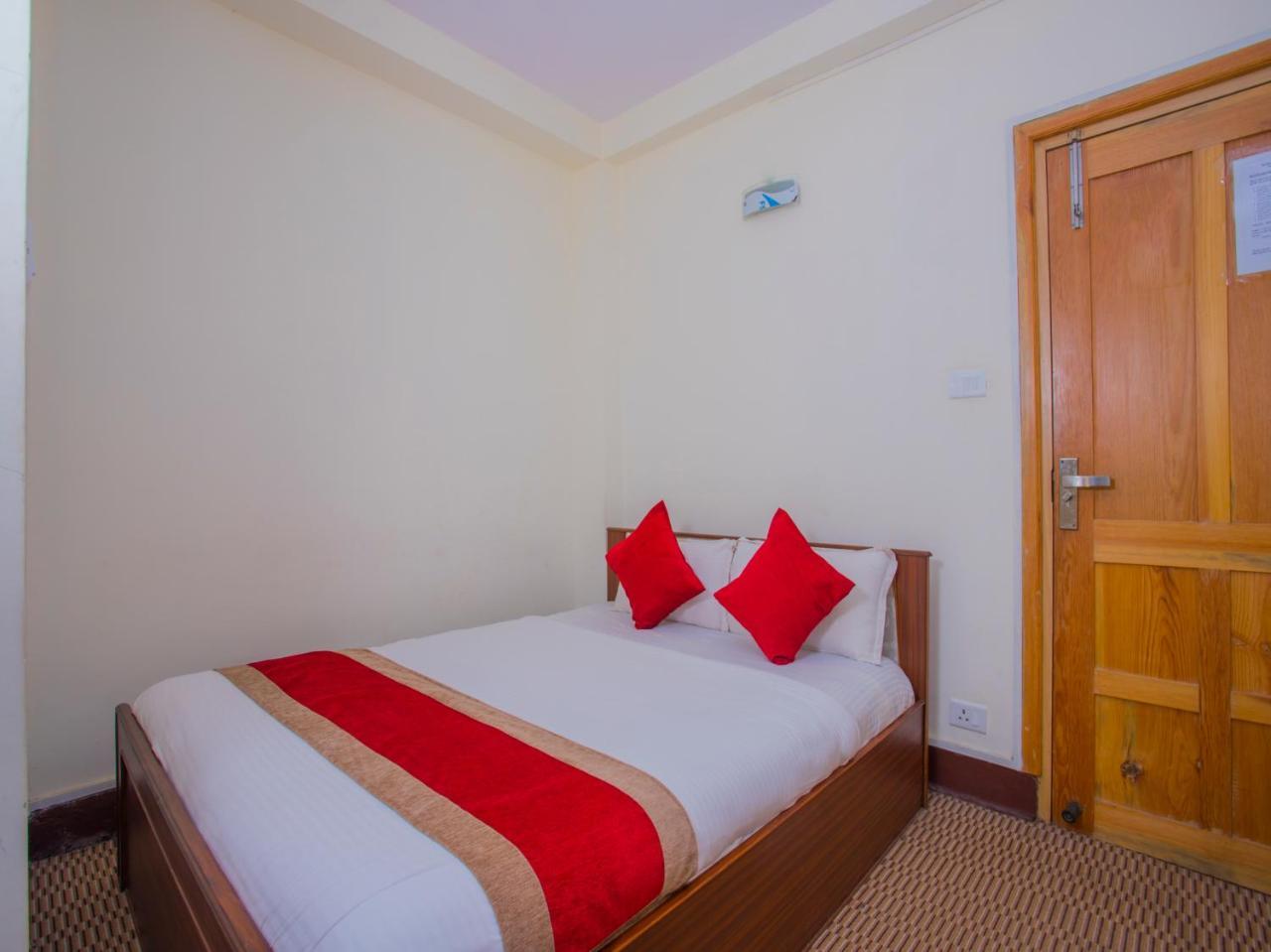 Oyo 255 White Zambala Hotel Катманду Екстер'єр фото