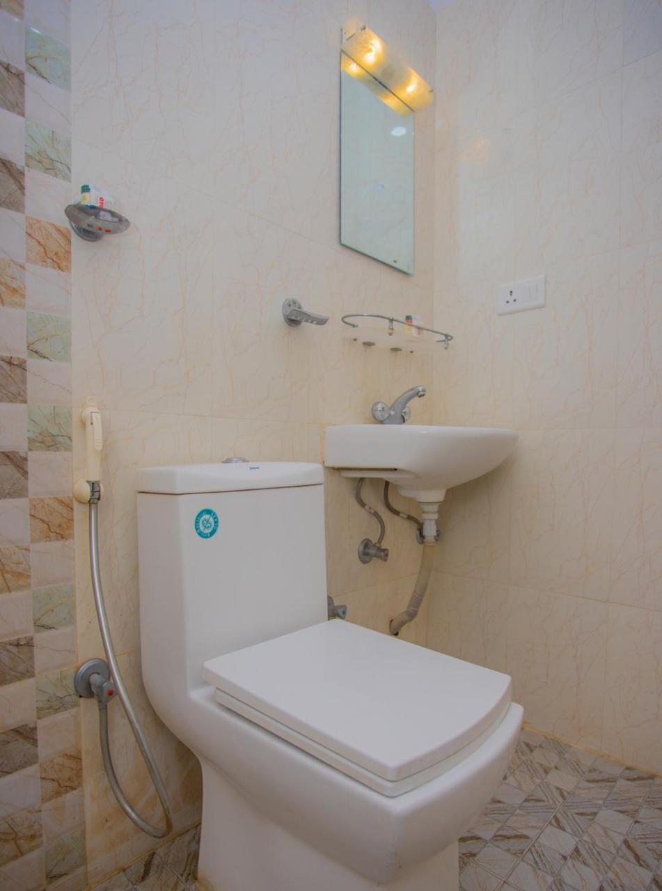 Oyo 255 White Zambala Hotel Катманду Екстер'єр фото