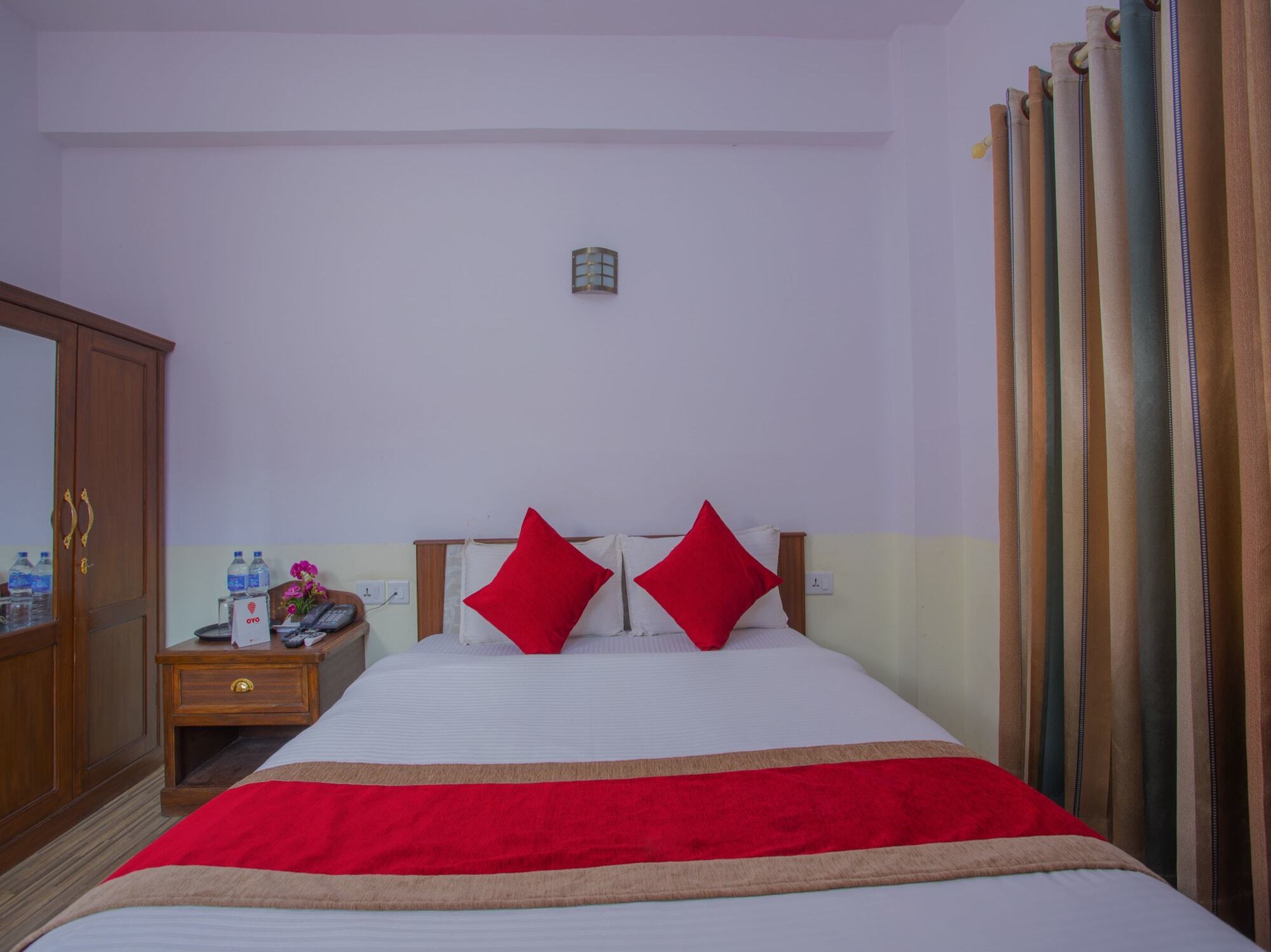 Oyo 255 White Zambala Hotel Катманду Екстер'єр фото